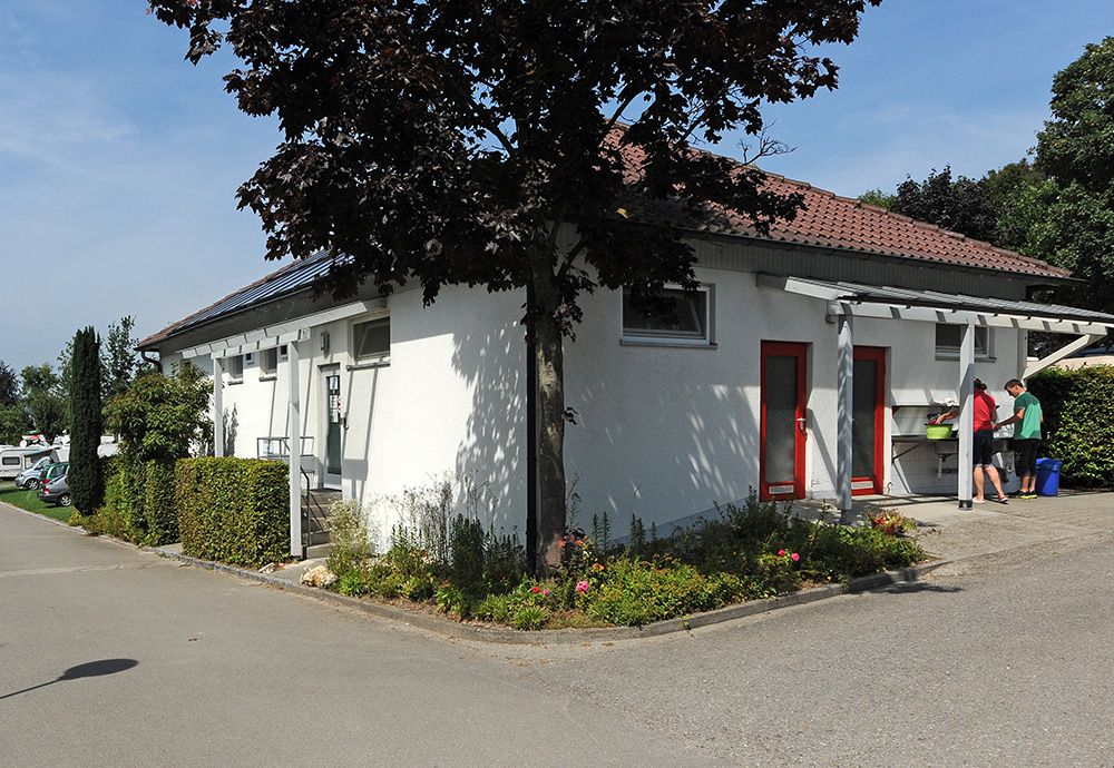 Duschen Toiletten Waschräume spülen